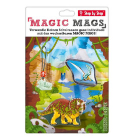 MAGIC MAGS Set mit Dinosaurier-Motiv: Anhänger, Abzeichen und Patch vor buntem prähistorischem Hintergrund.