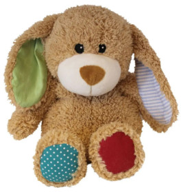 Ein brauner Stoffhund mit unterschiedlich gemusterten Ohren und Pfoten in Grün, Blau, Rot sowie gestreiften Mustern.