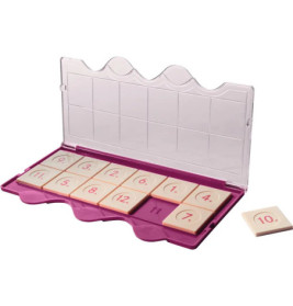 Kunststoff-Spieltablett mit nummerierten Plättchen von 1 bis 12 und einem leeren Feld, genutzt für Mathematikspiele.