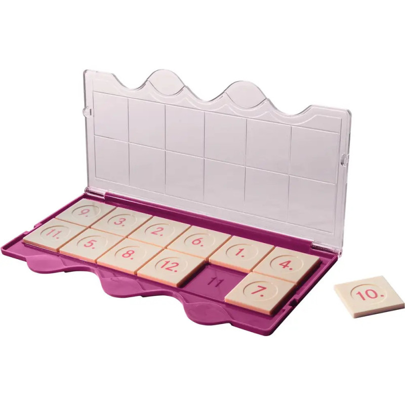 Kunststoff-Spieltablett mit nummerierten Plättchen von 1 bis 12 und einem leeren Feld, genutzt für Mathematikspiele. Kunststoff-Spieltablett mit nummerierten Plättchen von 1 bis 12 und einem leeren Feld, genutzt für Mathematikspiele.