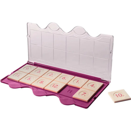 Kunststoff-Spieltablett mit nummerierten Plättchen von 1 bis 12 und einem leeren Feld, genutzt für Mathematikspiele. Kunststoff-Spieltablett mit nummerierten Plättchen von 1 bis 12 und einem leeren Feld, genutzt für Mathematikspiele.