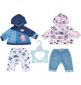 Zwei Puppenoutfits mit Kapuzenpulli und Hose, je einmal in Blau und Pink, dazu ein blauer herzförmiger Kleiderbügel.
