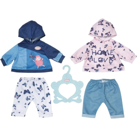 Zwei Puppenoutfits mit Kapuzenpulli und Hose, je einmal in Blau und Pink, dazu ein blauer herzförmiger Kleiderbügel. Zwei Puppenoutfits mit Kapuzenpulli und Hose, je einmal in Blau und Pink, dazu ein blauer herzförmiger Kleiderbügel.