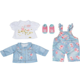 Kinderbekleidungsset: Hemd, geblümte Latzhose, Jeansjacke und rosa-blaue Schuhe flach ausgelegt.