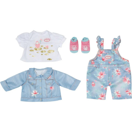 Kinderbekleidungsset: Hemd, geblümte Latzhose, Jeansjacke und rosa-blaue Schuhe flach ausgelegt.