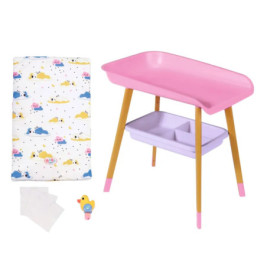 Rosa Spielzeug-Wickeltisch mit gemusterter Auflage, kleinem gelben Spielzeug und zwei weißen Tüchern.