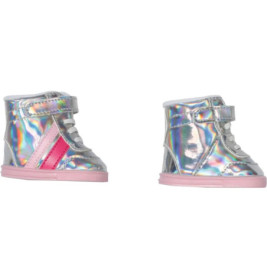 Glänzende, holografische Babysneaker mit rosa Sohlen und Streifen aus zwei Perspektiven vor weißem Hintergrund.