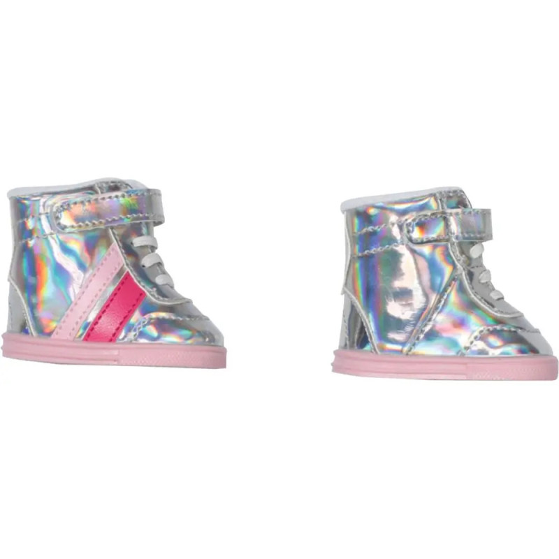 Glänzende, holografische Babysneaker mit rosa Sohlen und Streifen aus zwei Perspektiven vor weißem Hintergrund. Glänzende, holografische Babysneaker mit rosa Sohlen und Streifen aus zwei Perspektiven vor weißem Hintergrund.