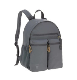 Grauer Rucksack mit zwei Fronttaschen mit Reißverschluss, einer Netz-Seitentasche und verstellbaren Schulterriemen.