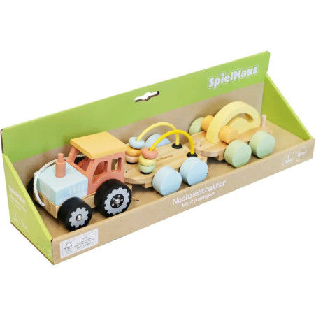 Holzspielzeug-Traktor mit zwei bunten Anhängern in grün-brauner SpielMaus-Verpackung.