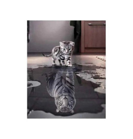 Ein Kätzchen steht auf dem Boden, sein Spiegelbild in einer Pfütze erscheint als Tiger.