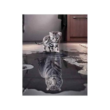 Ein Kätzchen steht auf dem Boden, sein Spiegelbild in einer Pfütze erscheint als Tiger.