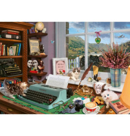 Vier flauschige Katzen sitzen zwischen Büchern, einer Schreibmaschine und Vintage-Gegenständen auf einem Schreibtisch am Fenster