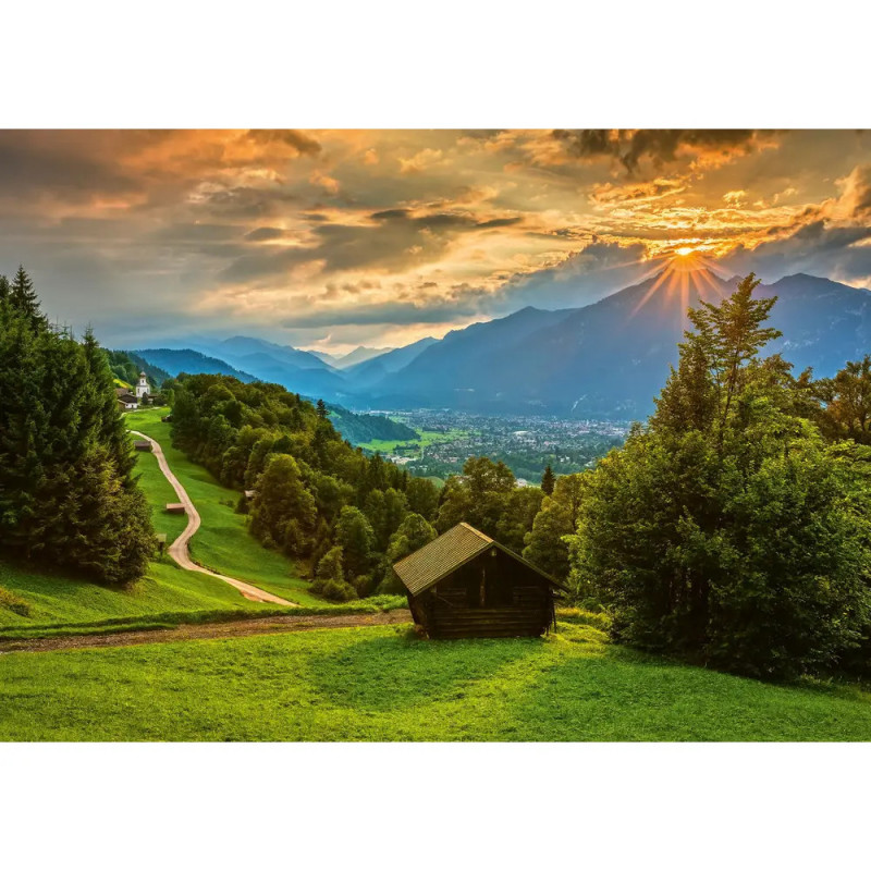 Sonnenuntergang über Bergen, grüne Hügel, Bäume, ein gewundener Weg und eine Holzhütte im Vordergrund. Sonnenuntergang über Bergen, grüne Hügel, Bäume, ein gewundener Weg und eine Holzhütte im Vordergrund.