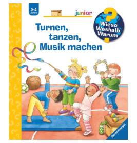 Vier Kinder spielen und tanzen mit Instrumenten und Bändern in einer Turnhalle.