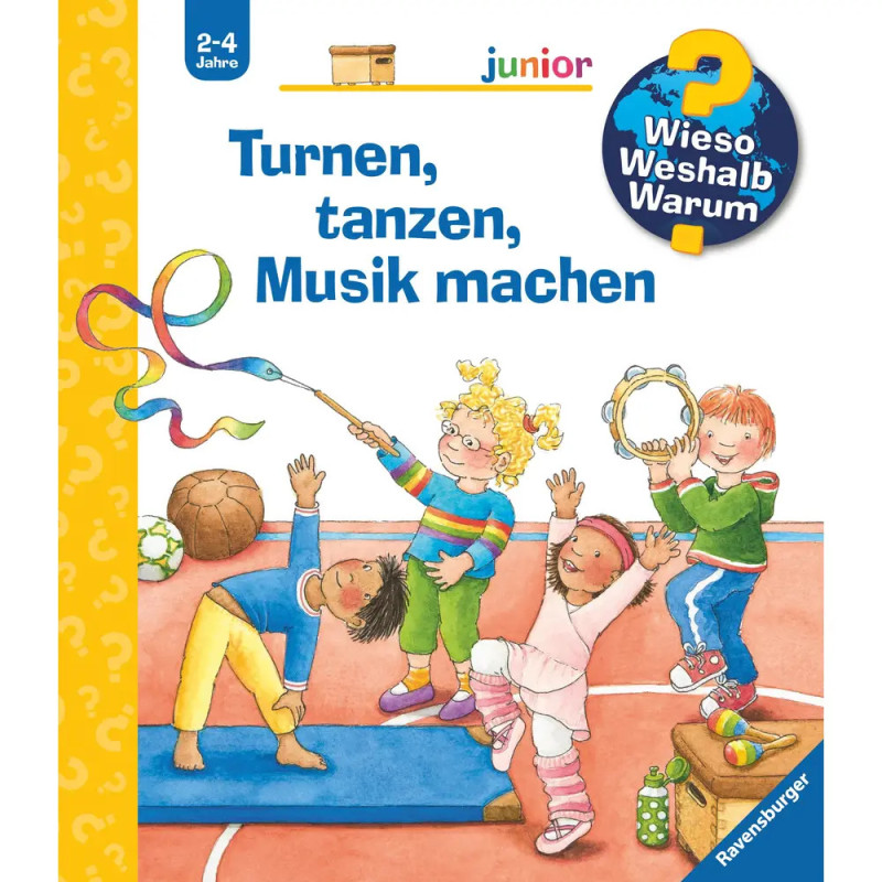Vier Kinder spielen und tanzen mit Instrumenten und Bändern in einer Turnhalle.
