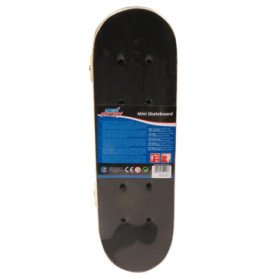 Schwarzes Mini-Skateboard von oben, blaue Produktetikette auf der Unterseite sichtbar.
