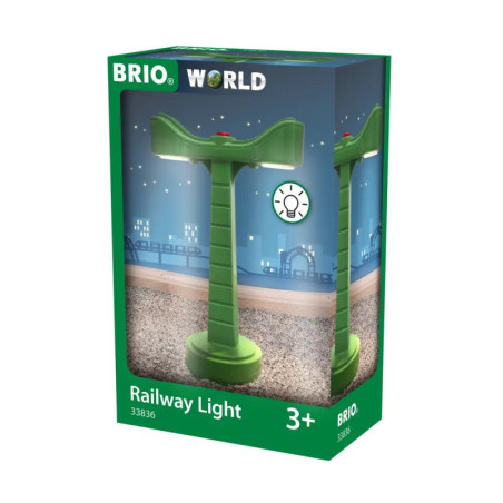 Grünes BRIO World Railway Light Spielzeug ab 3 Jahren, verpackt mit Stadtmotiv im Hintergrund.