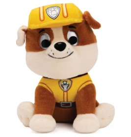 Plüschhund mit gelbem Hut und Shirt, Pfotenabzeichen, sitzt und lächelt.