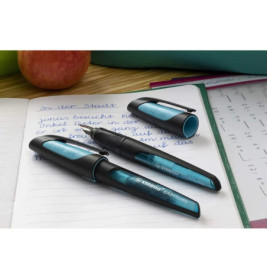 Schulfüller mit Linkshänder-Feder L - STABILO EASYbuddy in koralle/rot - Schreibfarbe blau (löschbar) - Einzelstift -