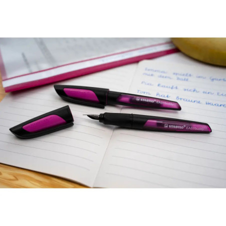 Schulfüller mit Anfänger-Feder A - STABILO EASYbuddy in schwarz/magenta - Schreibfarbe blau (löschbar) - Einzelstift -