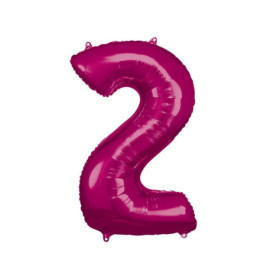 Rosa metallischer Ballon in Form der Zahl 2 vor weißem Hintergrund.