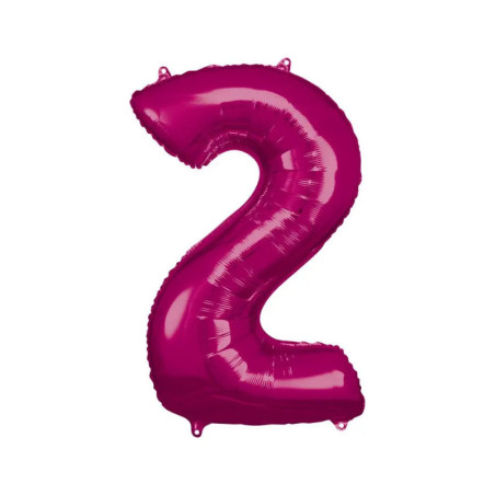 Rosa metallischer Ballon in Form der Zahl 2 vor weißem Hintergrund. Rosa metallischer Ballon in Form der Zahl 2 vor weißem Hintergrund.