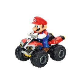 Spielzeugfigur Mario von Nintendo auf rot-schwarzem Quad, nach rechts gerichtet, vor weißem Hintergrund.