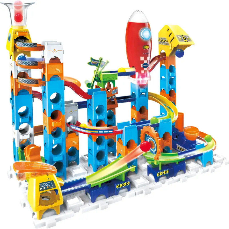 Buntes Kugelbahn-Spielzeug mit Rampen, roter Rakete und verschiedenen Bahnen sowie Hindernissen auf weißer Basis. Buntes Kugelbahn-Spielzeug mit Rampen, roter Rakete und verschiedenen Bahnen sowie Hindernissen auf weißer Basis.