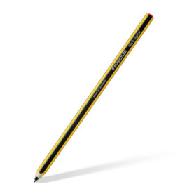 Ein gelb-schwarzer Staedtler Noris Digitalstift mit rotem Ende liegt auf weißem Hintergrund.