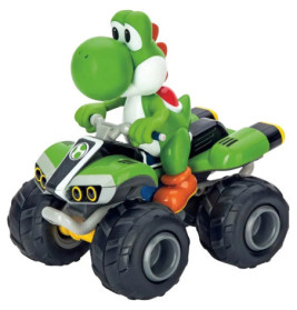 Yoshi, ein grüner Dinosaurier aus Mario, fährt auf einem grün-schwarzen Quad mit großen Reifen.