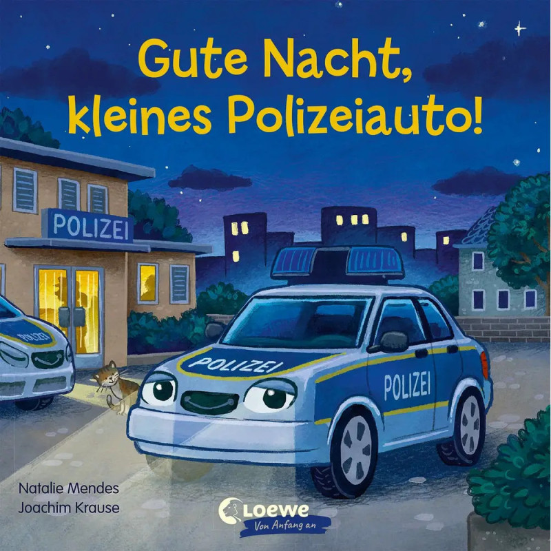 Polizeiauto mit Lächeln nachts vor Wache, Katze daneben, unter dem Titel Gute Nacht, kleines Polizeiauto!.