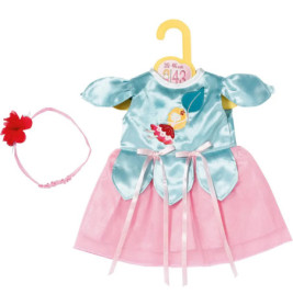 Puppenkleid in Pink und Blau mit Vogelmotiv, passendem Haarband mit roter Blume und gelbem Kleiderbügel.