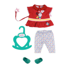 Rotes Kleid mit Hasenmotiv, gepunktete weiße Hose, grüne Schuhe, Schnuller am Clip und grüner Kleiderbügel.