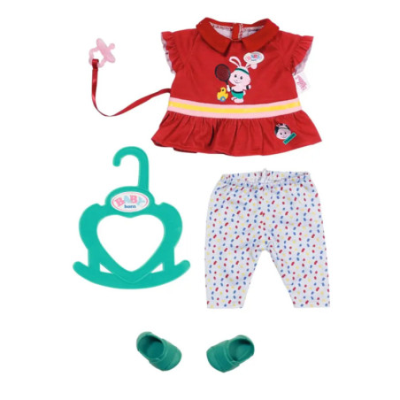 Rotes Kleid mit Hasenmotiv, gepunktete weiße Hose, grüne Schuhe, Schnuller am Clip und grüner Kleiderbügel.