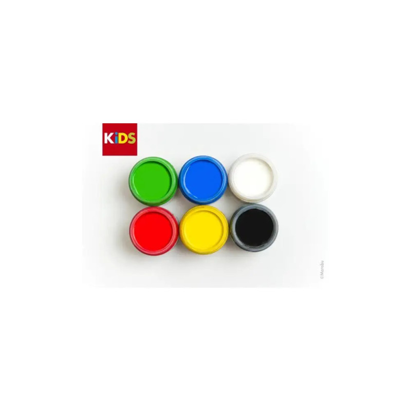 Sechs offene Farbtöpfe in Grün, Blau, Weiß, Rot, Gelb und Schwarz stehen in zwei Reihen auf weißem Untergrund. Sechs offene Farbtöpfe in Grün, Blau, Weiß, Rot, Gelb und Schwarz stehen in zwei Reihen auf weißem Untergrund.