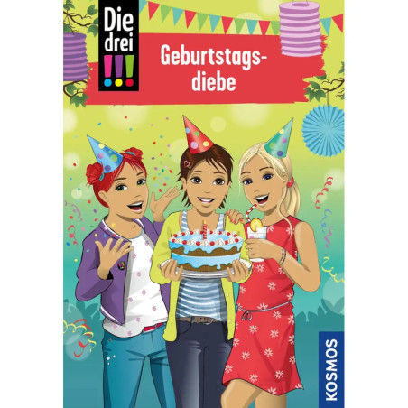 Drei Mädchen mit Partyhüten halten Kuchen und Getränke, lächeln vor festlicher Dekoration.