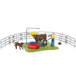 Spielset: Bauer wäscht eine braune Kuh, Kalb und Zubehör im eingezäunten Bereich.