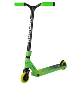 Grüner und schwarzer HUDORA Stunt-Scooter mit gelben Rädern aus frontseitiger Perspektive.