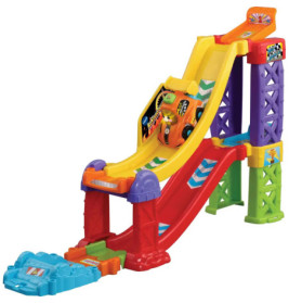 Bunte Spielzeug-Autorampe aus Kunststoff mit einem kleinen orangefarbenen Auto oben, bereit zum Herunterfahren.