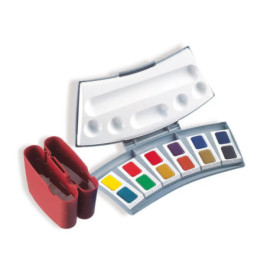 Geöffnetes Aquarellfarbset mit 12 Farben und zwei roten Pinselhülsen auf weißem Hintergrund.