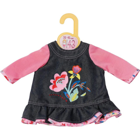 Jeanspuppenkleid mit pinken Ärmeln und Blumenstickerei an gelbem Bügel, Aufdruck 43 cm. Jeanspuppenkleid mit pinken Ärmeln und Blumenstickerei an gelbem Bügel, Aufdruck 43 cm.