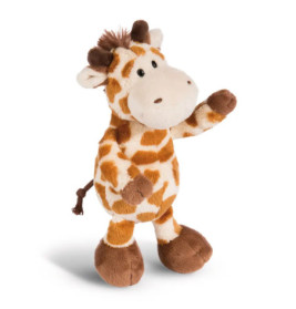 Plüschgiraffe mit braunen Flecken, braunen Hufen und erhobenem Arm steht vor weißem Hintergrund.
