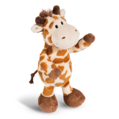 Plüschgiraffe mit braunen Flecken, braunen Hufen und erhobenem Arm steht vor weißem Hintergrund.