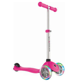 Rosa Kinderroller mit drei Rädern, LED-Leuchträdern und T-förmigem Lenker.