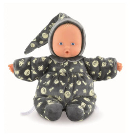 Eine Babypuppe sitzt aufrecht und trägt einen grauen Strampler sowie eine Mütze mit gelbem Eulenmuster.