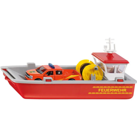 Spielzeug-Feuerwehrboot mit kleinem orangefarbenen Feuerwehrauto innen, seitlich mit FEUERWEHR beschriftet.