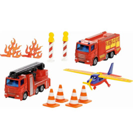 Spielzeug-Feuerwehrautos, ein Rettungsflugzeug, Kegel, Flammen und Sperren liegen auf weißem Hintergrund.