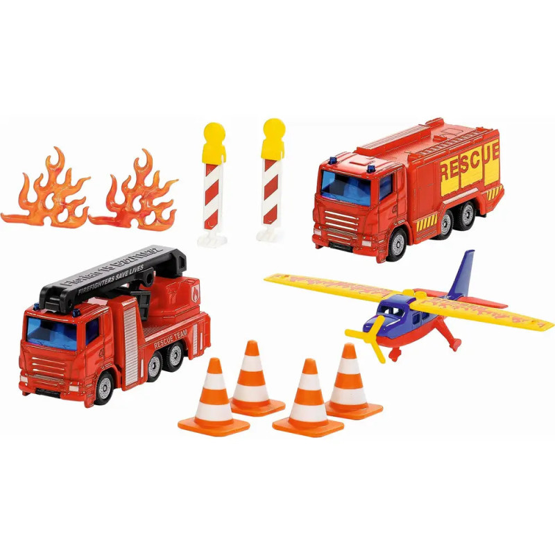 Spielzeug-Feuerwehrautos, ein Rettungsflugzeug, Kegel, Flammen und Sperren liegen auf weißem Hintergrund.