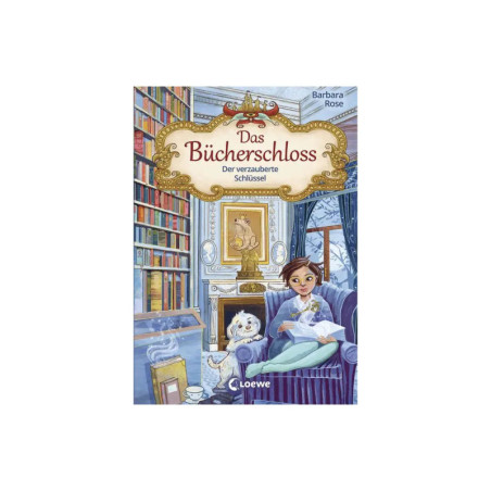 Mädchen und weißer Hund sitzen in einer Bibliothek mit hohen Bücherregalen und einem goldgerahmten Spiegel.